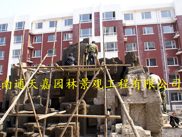 嘉隆欣苑小區(qū)塑木長(zhǎng)廊、假山、仿真榕樹(shù)大門(mén)等順利進(jìn)行